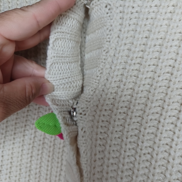 Chic Cream Cardigan with Pink Floral Details - Picture 3 of 10